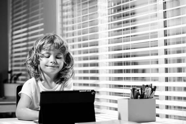 Мальчик готов ответить на вопрос онлайн учителей. Электронное обучение, домашняя школа и онлайн-образование для детей. — стоковое фото