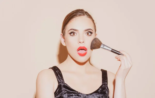Hermosa modelo de chica sorprendida con maquillaje natural. Cepillo de polvo cosmético. —  Fotos de Stock