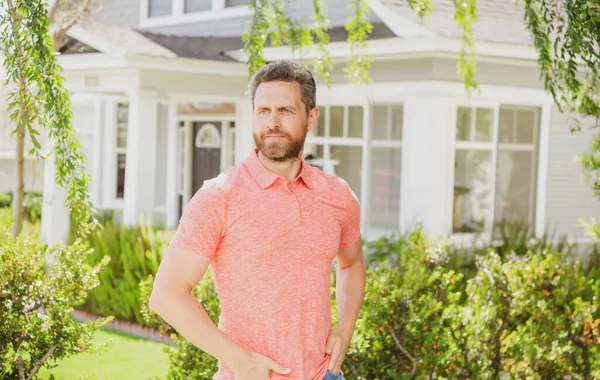 Porträt eines gutaussehenden Mannes, der vor seinem neuen Zuhause steht. — Stockfoto