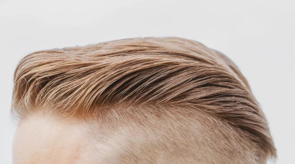 Man kapsel. Gezond mannelijk haar. Een roos. Grooming en mensen concept. geïsoleerd. — Stockfoto