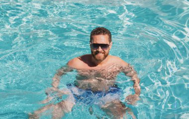 Havuz kaplıcası. Yaz tatilinde bilardoda. Yaz haftasonu. Yüzme havuzunda yakışıklı bir adam.