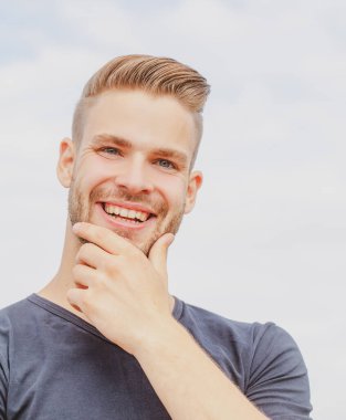 Yakışıklı düşünen bir adamın portresi. Moda portresi eşcinsel adam. İzole edilmiş.