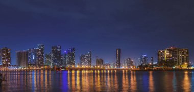 Miami gecesi. Miami ufuk çizgisinin ve sahil şeridinin panoramik görüntüsü.