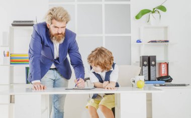 Aile meselesi. Baba ve oğul görevdeler. Pazarlama ekibi beyin fırtınası araştırması yapıyor..