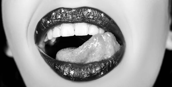 입술은 밝은 화장을 한다. 입술, 치아, 혀. — 스톡 사진