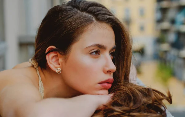 Sensual woman on balcony. Girl outdoor. City fashion portrait. — Stock Photo, Image