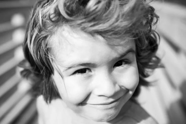 귀여운 남자 아이의 모습. 코카서스 애들 얼굴닫아. 웃는 아이의 머리를 감싼 채. — 스톡 사진