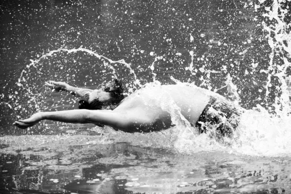 夏の男が水中で泳いでいる。夏休みの週末. — ストック写真