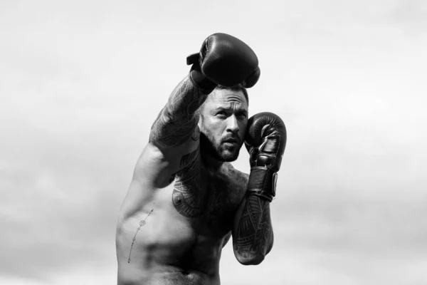 Boxer entraînement en plein air. boxeur masculin entraînement défense et attaques dans des gants de boxe. Forte boxe musculaire homme. — Photo