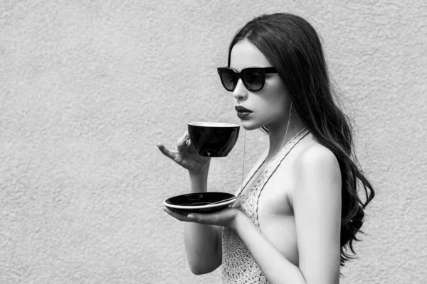 Café ao ar livre. Mulher moda moda bebendo de café. Americano cappuccino latte espresso. — Fotografia de Stock