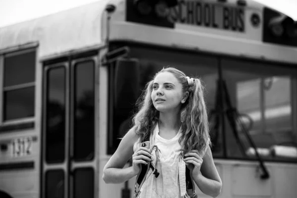 Teenager Mädchen Schulkonzept. Lächelnd Student Mädchen Bereit Bis Board Bus. — Stockfoto