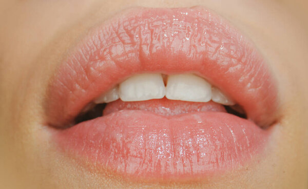 Концепция выражения лица. Закрыть красную помаду на губах.