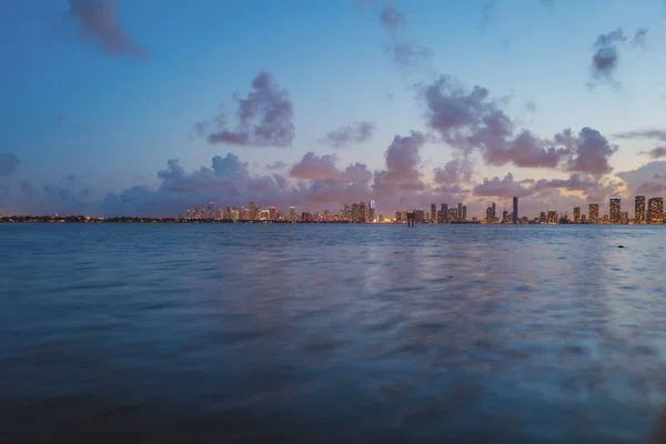 Miami city. Skyline von Miami in der Abenddämmerung mit Wolkenkratzern über dem Meer. Nachts in der Innenstadt. — Stockfoto