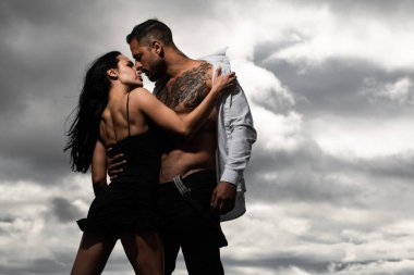 Baştan çıkarıcı bir öpücük. Seksi bir çift. Romantik, sevimli sevgili, seksi erkek arkadaş, güzel kız arkadaş. Seksi evli çift, şehvetli karı koca..
