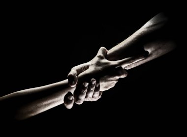 İki eğilim ve iki eğilim. Bir arkadaşa yardım ediyorum. Kurtarmak ya da el hareketlerine yardım etmek. Kurtuluş kavramı. Kurtarma sırasında iki güçlü insanın elleri, yardım edin. Siyah arkaplanda izole.