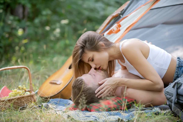 Romantyczna para całująca się na obozie. Całowanie kochanków. Pary piknikowe. — Zdjęcie stockowe
