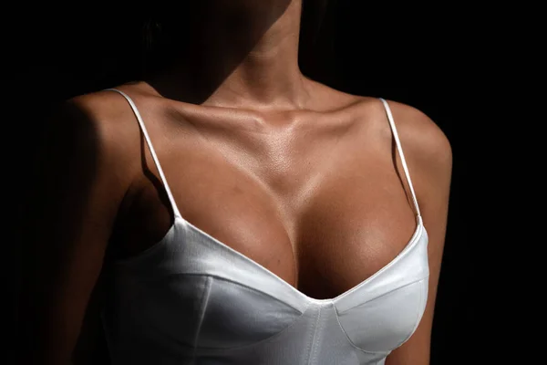 Κοντινό σέξι βυζιά γυναίκας και λεπτό σώμα, θηλυκό σέξι στήθος. Απομονωμένο σε μαύρο, κοντινό. — Φωτογραφία Αρχείου