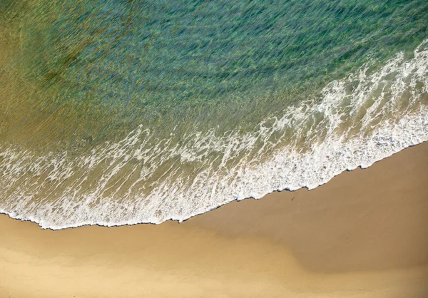 海浪在大海里。绿松石海浪。美丽的海浪与蓝色和绿松石色的泡沫. — 图库照片