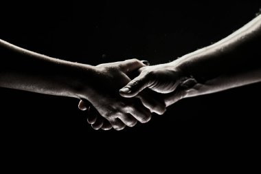 Eller siyah arka planda hareket ediyor. Yardım eli uzatıyorum. Destek ve yardım, anlaştık. Kurtarma ekibinden iki kişinin elleri. Kurtuluşa uzanan ellere yardım ediyorum. İki ortak arasında tokalaşma.