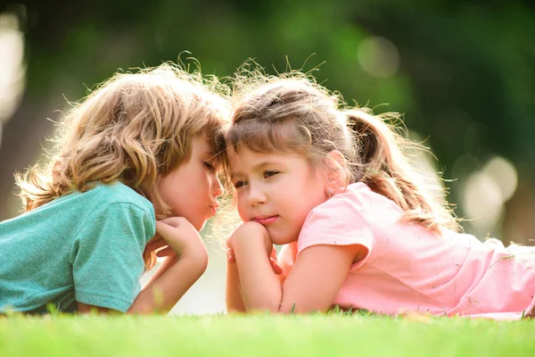 Kleine jongen en meisje verliefd. Vrolijke kinderen die buiten in het park spelen. Zomer portret van blije leuke kinderen. Heerlijk kind, de eerste kinderen houden ervan. Gelukkige jeugd. Kinderen vriendschap en vriendelijkheid. — Stockfoto