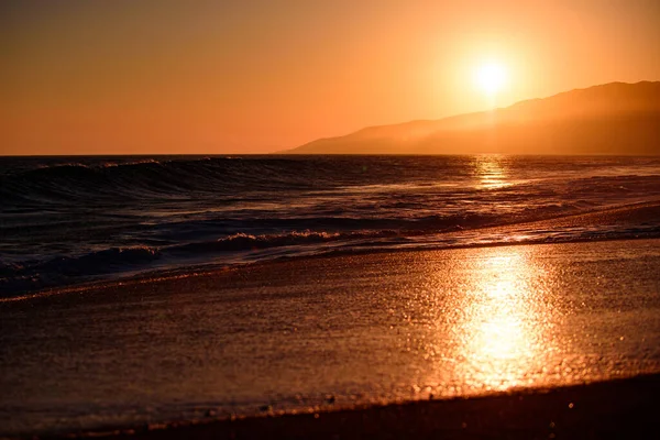 Tropischer Strand mit glatten Wellen und Sonnenuntergang Himmel abstrakten Hintergrund. Goldener Sonnenuntergang am Meer. Landschaft mit Sonnenuntergang über dem Ozean. — Stockfoto