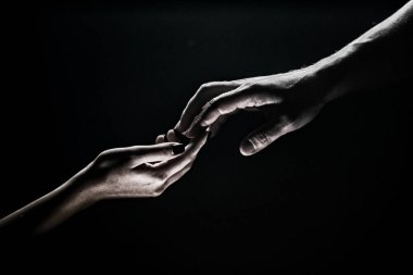 İki elle. Bir arkadaşa yardım ediyorum. Kurtarmak ya da el hareketlerine yardım etmek. Kurtuluş kavramı. Kurtarma sırasında iki kişinin elleri, yardım edin. Siyah arka planda izole edilmiş. Şefkat, şefkat dokunuşu.