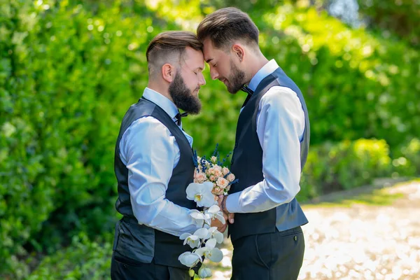 Portret van een gelukkig homostel op trouwdag. Homohuwelijk. Homohuwelijk. Feestdagen, Festivals en Evenementen lgbt concept. — Stockfoto