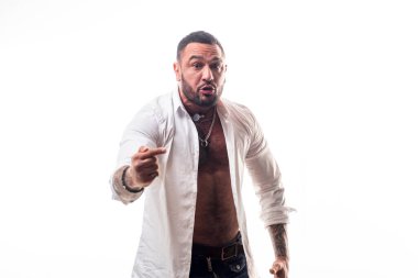 Kızgın adam, üzgün adam. Çığlık, nefret, öfke. Dalgın bir adam kızgın ve çılgın bir stres hissediyor. Negatif insani duygular yüz ifadesi tutumu.