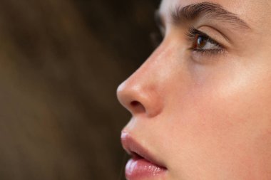 Güzel kadın, yakın çekim kadın yüzü güzellik portresi.