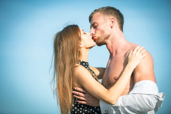 Un par de besos de amor. Un par besándose al aire libre. Concepto romántico y amoroso. Hermosa pareja feliz beso y abrazos. beso sensual. —  Fotos de Stock