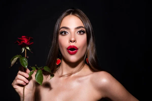 Retrato de mujer atractiva sorprendida con rosa roja. — Foto de Stock