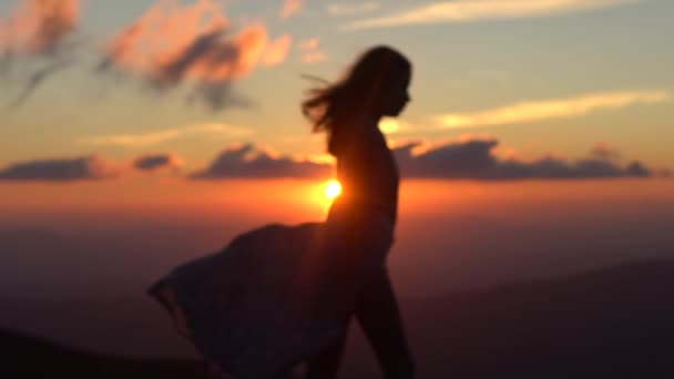 Woman silhouette jumping and enjoying life. Silhouette of woman run and jump at sunset. Success life. A woman walking towards the sunset. Dark silhouette of a young woman in summer dress. — Vídeos de Stock