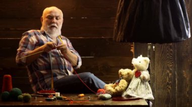 Örgü iğneli son sınıf öğrencisi. Örgü iğnesi, iplik nakış işi. Olgun yaşlı emekliler için hafta sonu.