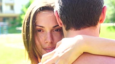 Birbirine aşık genç bir çift. Seksi bir kadın öpüşüyor ve sarılıyor. Sevgililer şehvetli yüzleri kapatır. Sevgi dolu bir çift..