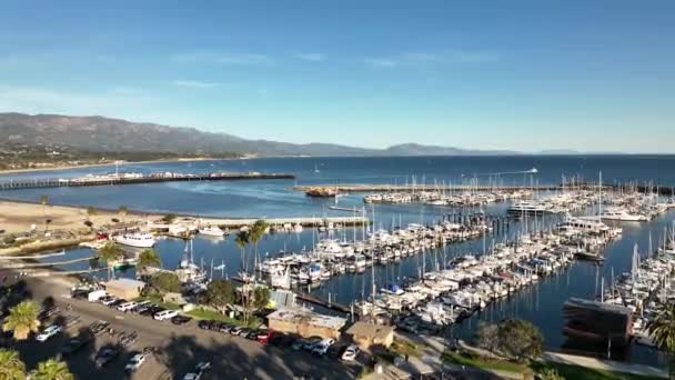 Santa Barbara móló és strand, Kalifornia. Légi felvétel. Santa Barbara Kalifornia kikötői móló, légi drón. — Stock videók