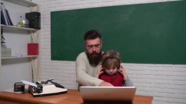 Baba oğul dizüstü bilgisayarla öğreniyor. Teknoloji kuşağı savaşı. Baba oğul gelişimi. Gençlik yaşlılığa karşı. Eski ve genç kavramları. Genç yetişkin konsepti.