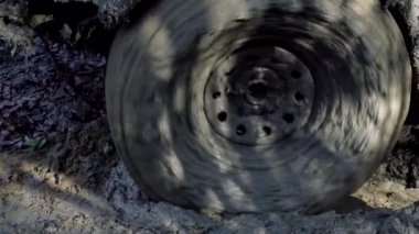 Off-road lastiği ıslak ve kuru çamurla kirlenmiş. Kirli tekerlekleri çamurla kapayın. Kirli araba sürüşü yüksek hızda. SUV ya da off-roader çamurlu yolda. Yavaş çekim.