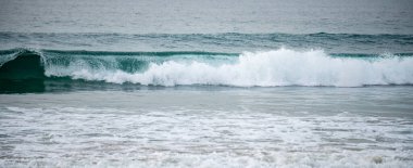 Tropikal bir denizde derin mavi dalgalı okyanus dalgaları manzarası. Sakin deniz suyu, okyanus arka planı. Panoramik manzara.