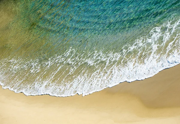 Onda oceânica azul, ondas oceânicas, fundo natural. Azul água do mar ondulada limpa. — Fotografia de Stock