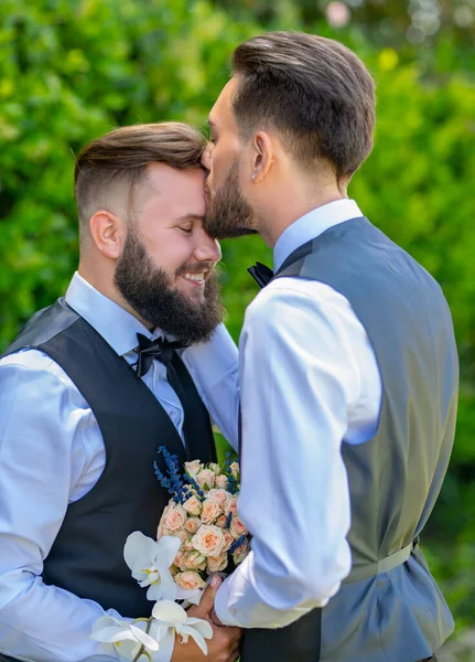 Γάμος γκέι ζευγαριών. Γκέι ζευγάρι αισθησιακά φιλιά. Γκέι γάμος, κοντινό αντρικό φιλί. — Φωτογραφία Αρχείου