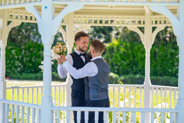 Γκέι ζευγάρι χορεύει σε γαμήλια γιορτή. Γιορτές, Φεστιβάλ, και Εκδηλώσεις Igbt έννοια. Γάμος ομοφυλοφίλων. Γάμος γκέι ζευγαριών. — Φωτογραφία Αρχείου