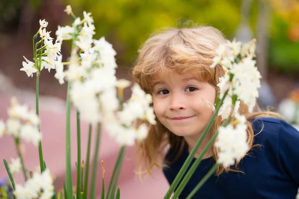 Εξωτερική μικρό παιδί πορτρέτο αγόρι στο λιβάδι. Μικρό χαριτωμένο παιδί με λουλούδια στον κήπο. Τα παιδιά παίζουν έξω. Το παιδί παίζει έξω. Ελατήριο παιδικό πορτρέτο, αστείο πρόσωπο. — Φωτογραφία Αρχείου