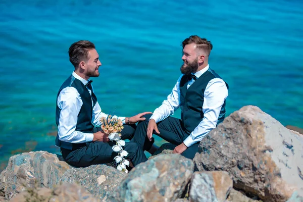 Mariage en couple gay. couple de mariage gay Lgbt ayant moment romantique ensemble après la cérémonie de mariage. Concept de LGBTQ. deux gay les hommes après mariage sur un mer plage. — Photo