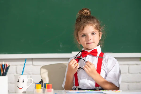 Aranyos kislány gyermek festmény festékek szín és ecset. Rajzóra az iskolában. Gyerekek művészet, kreativitás gyermek koncepció. — Stock Fotó