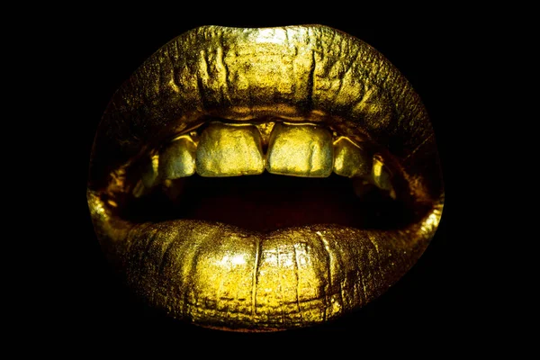 Abre la boca, cierra. Sensual mujer labios dorados. Labio de oro natural para mujer. Chica boca de cerca con lápiz labial dorado. —  Fotos de Stock