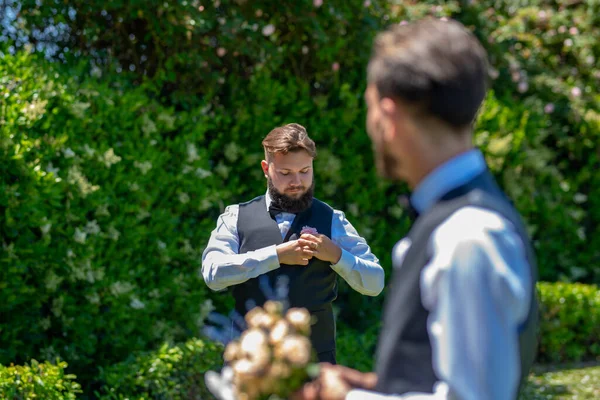 Svatba homosexuálů. Speciální události. Homosexuální pár slaví svatbu, LBGT pár na svatebním obřadu, LGBTQ komunita. — Stock fotografie