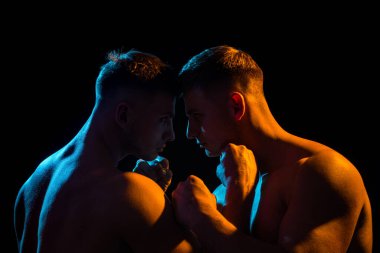 Siyah arka planda dövüşen kaslı atletik erkek vücudu..