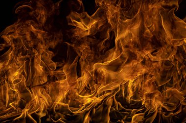 Siyah arka planda yanan ateş ve ateş.