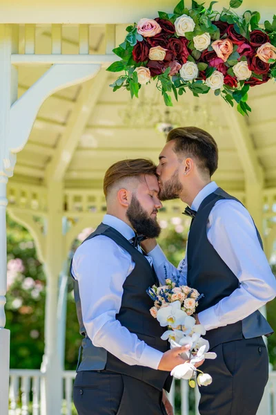 Homohuwelijk. Homoseksualiteit, homohuwelijk en mannen houden van concept. Homo 's zoenen. gay huwelijk, close-up man kus. — Stockfoto