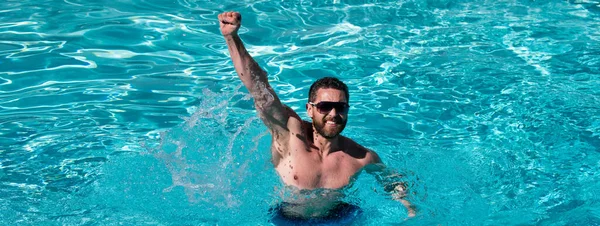 Hombre en vacaciones de verano. Tiempo libre y día libre. Un hombre guapo en la piscina. Fiesta en la piscina. Banner para cabecera, espacio de copia. Póster de diseño web. —  Fotos de Stock